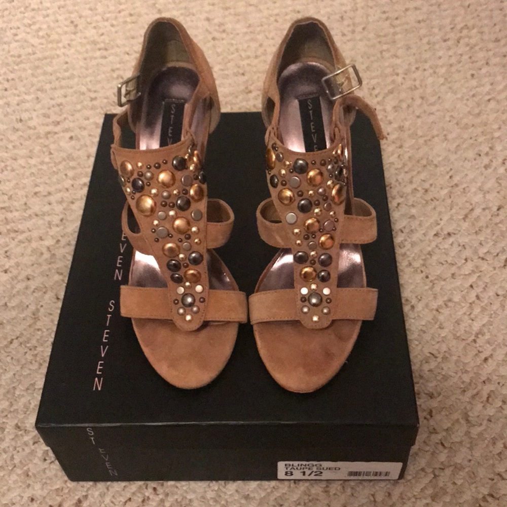 Steve by Steve Madden tan suede heels with buckle